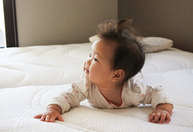 赤ん坊と一緒に眠れるベッド