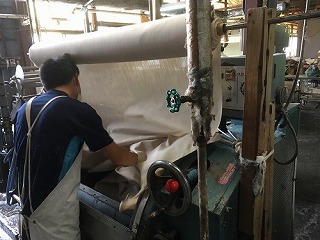 専用の大きな洗濯機で洗います。

