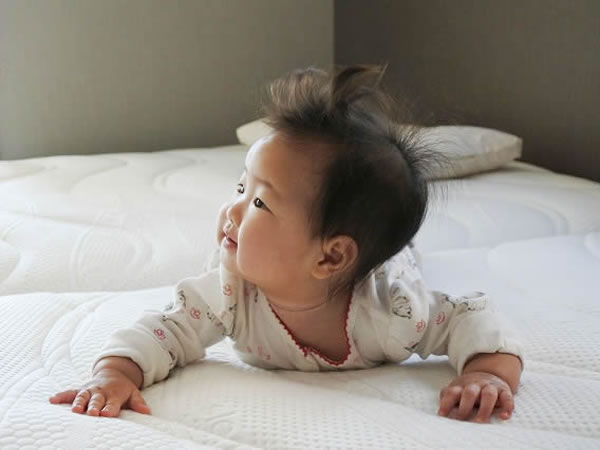 赤ちゃんも笑顔になるほど快適なベッドに大満足
